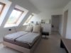 Möbliertes Wohnen am Rhein! Lichtdurchflutete 3-Zimmer-Galerie-Wohnung mit EBK & Terrasse - Schlafzimmer mit Ankleide