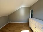 06 - Attraktive 2-Zimmer-Dachgeschoss-Wohnung mit Balkon und Einzelgarage in zentraler Lage von Meerbusch-Büderich